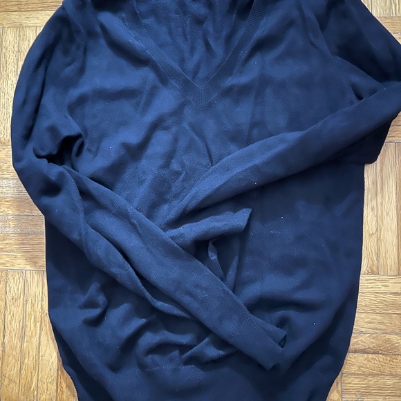 Uniqlo v neck sweaters - Picture 2 of 7